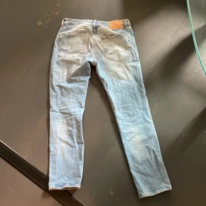Straight fit jeans  - Ett par Jack and Jones jeans som jag inte använder längre. Nice washed. Enkla att kombinera