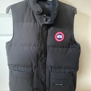 Säljer denna äkta canada goose väst då jag inte använder den längre. Den är använd nån gång bara. Storlek S och i färgen svart. 