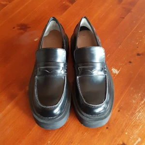 Svarta platåloafers HM - Svarta platåloafers från HM. Köpt för några år sen men har inte kommit till användning då de inte passar mig så bra, så de är i nyskick 💖 Skriv för mer info eller bilder 🥰