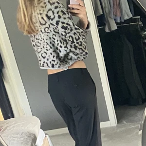 Stickad tröja - Jättefin stickad tröja som jag köpte förra hösten men aldrig använde. Därav säljer jag den. Den är i av jätte bra kvalitet och inte alls noppig. 💗