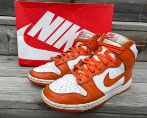 Syracuse Dunk High  - Köpta för 1500 hos kickscrew Vita skosnören ingår  Skick 6,5/10 Tar emot bud