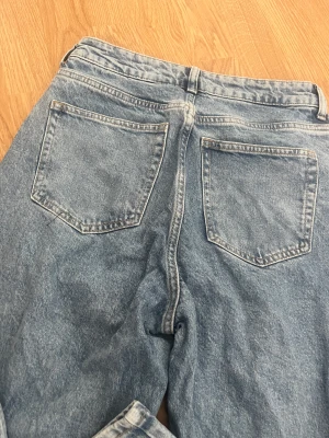 Jeans HM fint skick strl 38  - Ljusa jeans från hm i fint skick. Strl 38. 