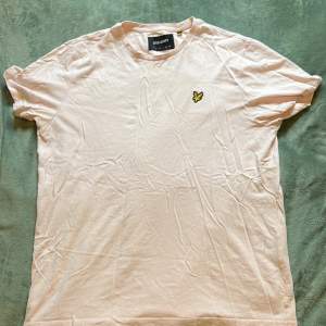 Lyle & scott tshirt Helt oanvänd Färgen är lite lätt rosa men ser vit ut Står XL men passar M