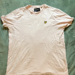 Lyle & scott Tshirt - Lyle & scott tshirt Helt oanvänd Färgen är lite lätt rosa men ser vit ut Står XL men passar M