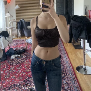 ryschat linne - säljer ett ryschat brunt linne från h&m! säljer då det inte används längre. är i superbra skick! Köpare står för frakt. Kolla gärna min profil för annat liknande 💓