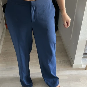 Kostymbyxor  - Marinblåa kostymbyxor i nyskick från NAKD, säljer pga beställt fel storlek. Strl 38