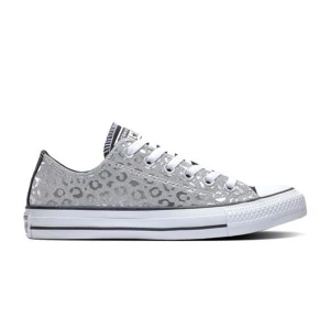 Converse  - Coola converse med leopard mönster. Säljer då de va för små för mig, så är endast använda fåtal gånger. Fint skick. (Tvättar snören och skorna innan jag postar såklart)