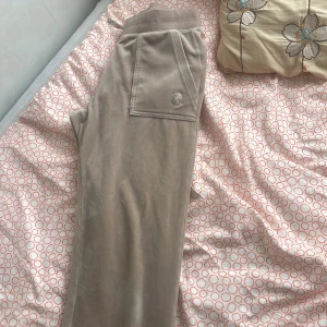 Juicy Couture  - Skicket på dessa byxor är perfekt använda 2-3 gånger helt nya, säljer pga för lite användning, kan diskutera pris privat 