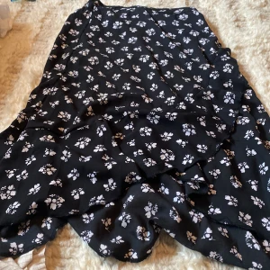 Lågmidjad Kjol  - Skriv till mig om ni undrar något 