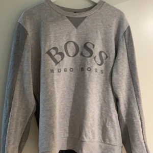 Hugo boss tröja  - Sitter lite tajtare på dom med Large men passar även M 