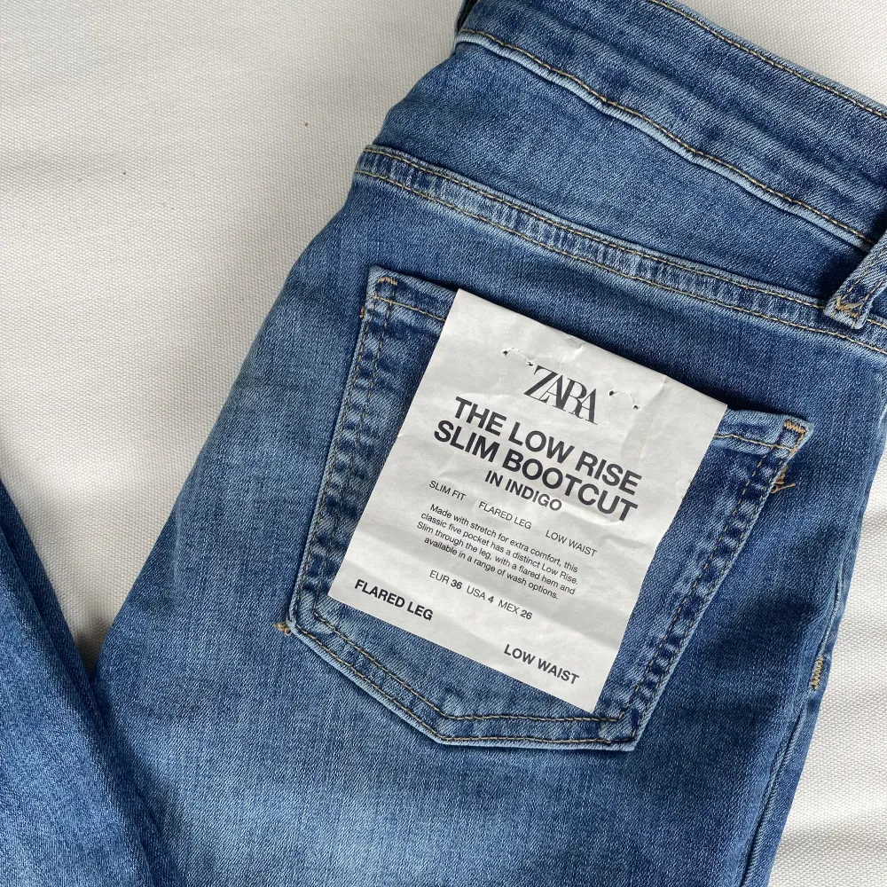 Skitsnygga jeans från Zara som är helt nya, endast testade. Low waist och bootcut. Slutsålda på hemsidan🩷🩷perfekta nu till höst och vinter! Pris kan diskuteras. Kan mötas upp men fraktar helst. . Jeans & Byxor.