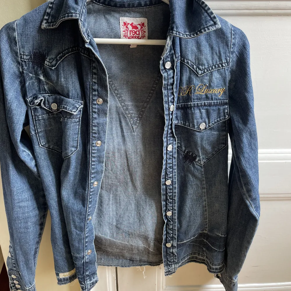 Säljer denna as balla jeans jackan som är vintage!! Storlek XS! 300kr plus frakt men pris kan diskuteras till lägre! 🫵🏼🙌🏽 Jätte coola detaljer både fram o bak!  Skriv för intresse!💕💕. Jackor.