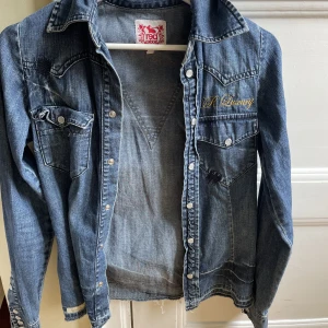 Jeansjacka  - Säljer denna as balla jeans jackan som är vintage!! Storlek XS! 300kr plus frakt men pris kan diskuteras till lägre! 🫵🏼🙌🏽 Jätte coola detaljer både fram o bak!  Skriv för intresse!💕💕
