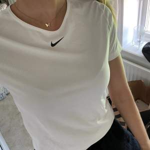 Superfin vit tränings tshirt från Nike!