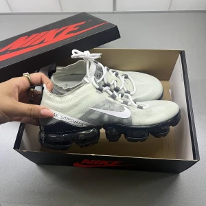 Nike vapormax  - Använda två gånger, som nya💓 Verkligen as snygga. Nypris 1500kr