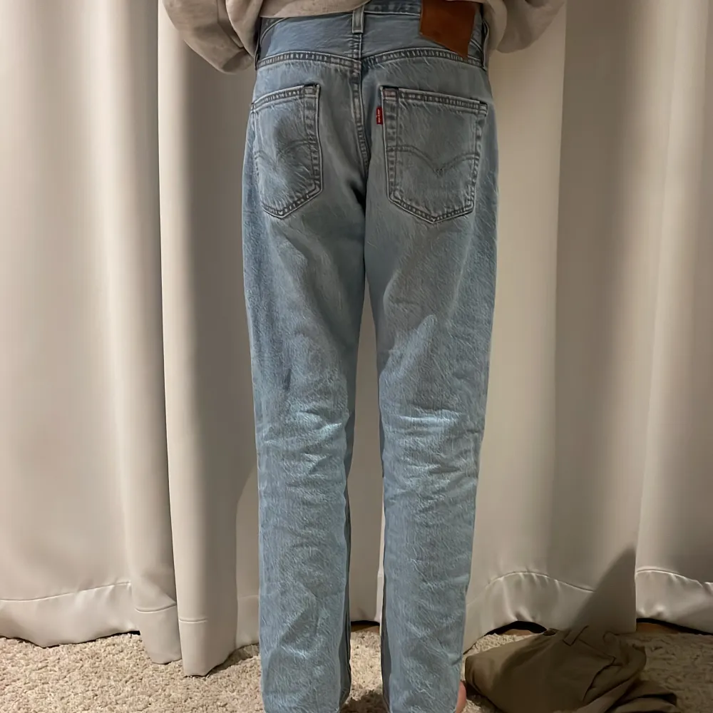 Levi’s jeans i modellen 501. Köpta för 1099kr, använda flertal gånger men inte synligt slitna.. Jeans & Byxor.