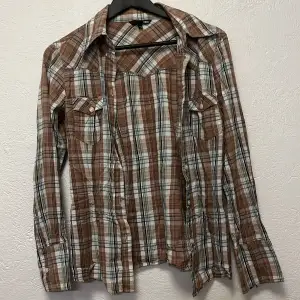 Mönstrad skjorta från H&M i storlek 40. Använd men i bra skick. 