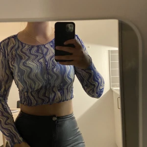 Blå meshtopp från monki - Genomskinlig meshtopp från monki. 