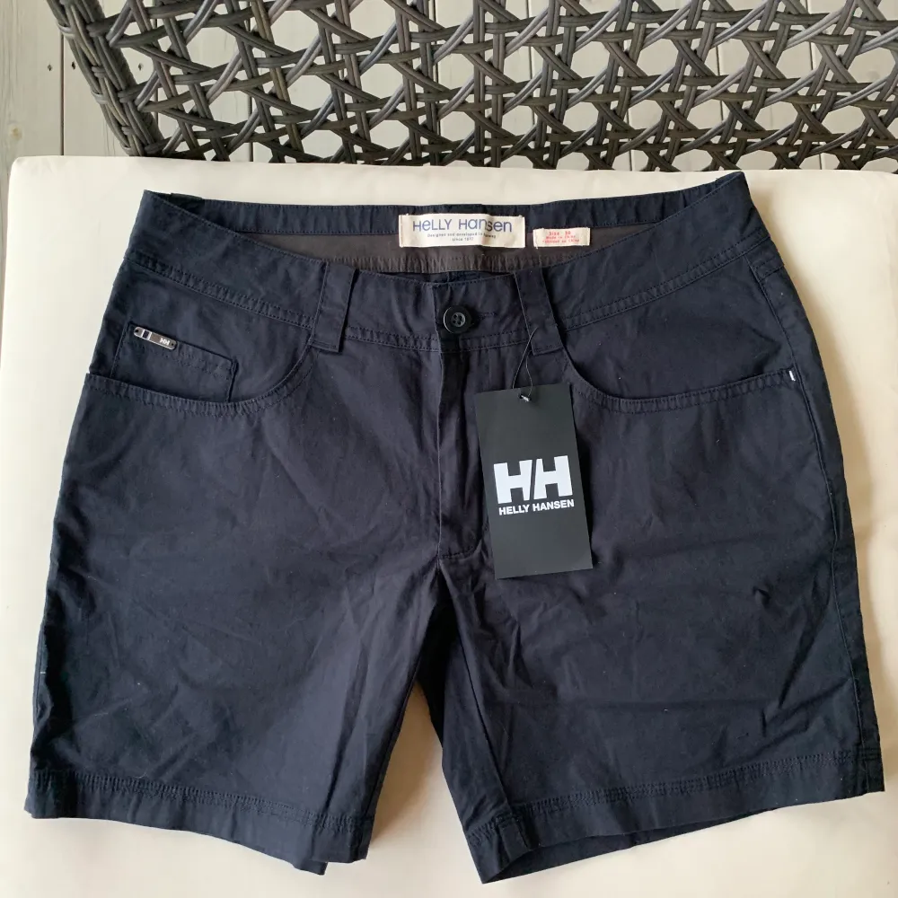Svarta shorts från Helly Hansen i storlek 30 Aldrig använda, prislapp kvar Nypris 999kr. Shorts.