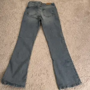 Helt oanvända bootcut jeans från Gina Tricot, storlek 158. Midjan är låg och justerbar på insidan.  Innerbenslängd: 74cm Stussvidd: 83cm Midjevidd: 64cm