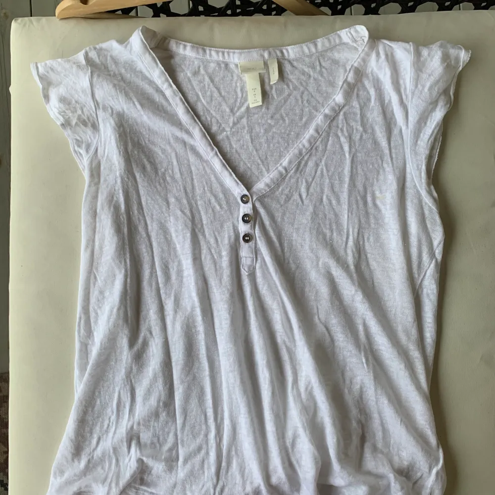 Trekvartsärmad T-shirt från HM i 100% linne i storlek S Använd men bra skick. T-shirts.