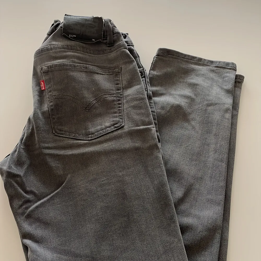 Grå Levis jeans modell 512, slim fit. Jeans & Byxor.