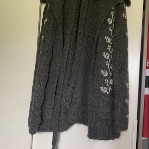 Odd Molly kofta - Odd Molly kofta alldrig använd står ingen storlek men tippar på L  Finns hund och katt i hemmet och kan förekomma hår på plagget🥰  600kr+ ev frakt eller bud med rätt att neka