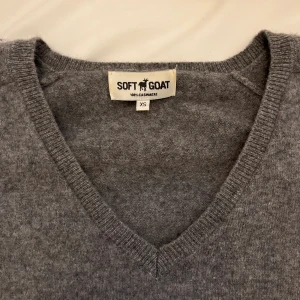 Soft Goat tröja -   Långärmad grå soft goat tröja i 100% Kashmir. Passar mig som brukar ha S.  Säljer eftersom den inte kommer till användning . Inga defekter. 💘 Köparen står för frakten. Pris kanske kan diskuteras 