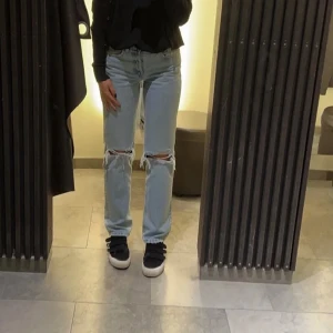 Zara jeans - (Lånad bild) ljusblåa mid Rise jeans från zara, köpta här på plick men som tyvärr var lite för små för mig💗 200kr+frakt 
