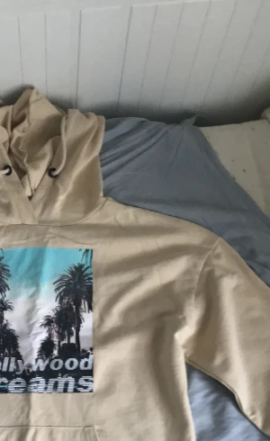 Hollywood dreams hoodie  - Bra kvalitet,varm,använd 1 gång,bra för alla tillfällen 