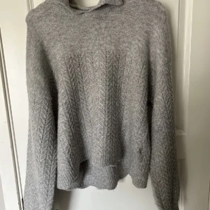 Stickad tröja  - Fin tröja, kanppt använd 