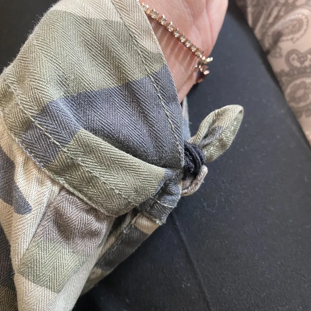 Säljer denna super coola kamouflage jeans jackan perfekt nu till hösten😍💕🙏🏼Är i en storlek 36 och köptes från Sellpy och kommer ursprungligen ifrån Gina Tricot. Saknar två knappar men inget man tänker på (bild👉🏼).. Jackor.