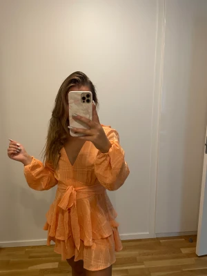 Orange klänning  - Super fin klänning knappt använd storlek S 