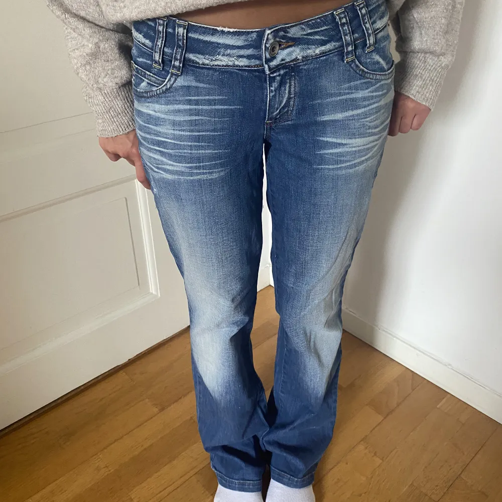 Skitsnygga low waist jeans i helt nyskick. Den är lite stor för dens storlek.. Farkut & Housut.