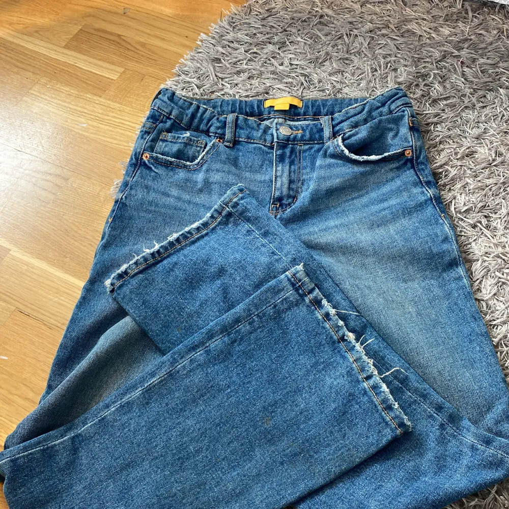 Två st bootcut jeans ifrån gina, dem ljusblåa i storlek 152 och dem mörk blåa i storlek 146💓 Ljusblåa för 160kr Mörkblåa för 160kr, båda för 270💓. Jeans & Byxor.