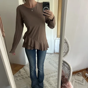 Tröja med volang  - Säljer denna söta tröja med volang nertill, har en likadan i grå så säljer denna💓storlek L men sitter fint på mig (xs/s)