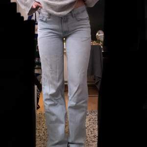 Säljer dessa lågmidjade jeans från Gina Tricot, då dom inte riktigt är min stil. Andvänd 1-3 gånger, nypris: 499kr