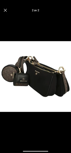 Michael kors väska - Använda väldigt fåtal gånger och är i väldigt bra skick!  2 väskor och 2 super små, alla är avtagbara. 