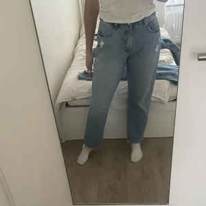 Jeans från zara - Storlek 40, sitter fint använt cirka 2-3 gånger