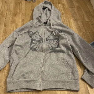 Zip hoodie - Superfin med en glittrande fjäril på magen typ är från Shein💗