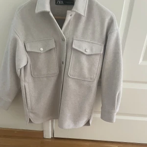 Jacka - Jättesnygg populär jacka från zara, som är slutsåld. Aldrig använd då jag har flera andra. Köptes för 449kr och säljes för 299kr. Storlek Xs men passar S och M också. 