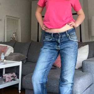 Vintage jeans - Jag säljer dessa coola vintage jeans! Dom är i storlek 38 och längden på jeansen passar mig perfekt och jag är 169cm.  Dom har coola fickor och en knapp man kan dra in och ut utanpå jeansen ifall man vill göra dom mindre + cool detalj. 💞