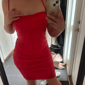Superfin röd klänning i storlek S helt ny med prislappar, köpt för 399 kr på Bikbok  🦋