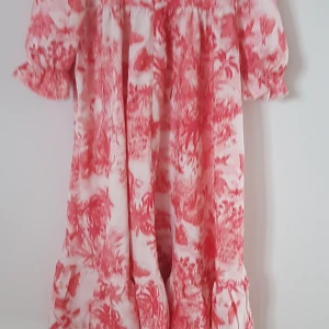 Klänning  - Ny klänning. Sommrig. Kort. Storlek S.