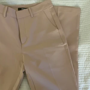 Vilma kostymbyxor bikbok - Säljer mina beiga/aprikos färgade kostymbyxor i modellen ”Vilma” från bikbok. Färgen säljs inte längre och pris kan diskuteras.
