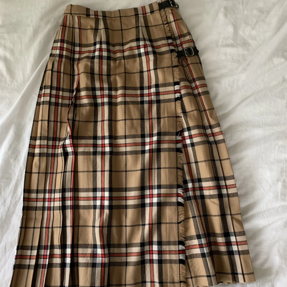 Säljer en ursnygg kjol från Skottland, helt i ull och samma stil som märket Burberry☺️✨ . Kjolar.