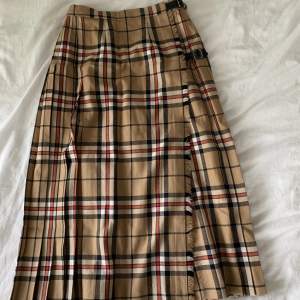 Säljer en ursnygg kjol från Skottland, helt i ull och samma stil som märket Burberry☺️✨ 