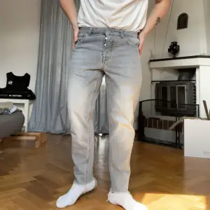 Gråa jeans