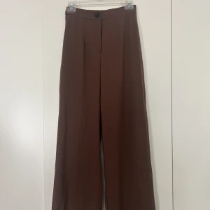 Bruna kostymbyxor  - Bruna kostymbyxor från Bershka. Knappt använda. 