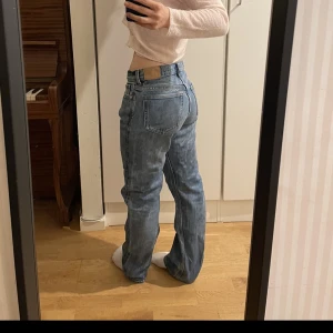 Jeans - Blåa Jeans med en fläck som syns i bilden skriv för mer bilder. 